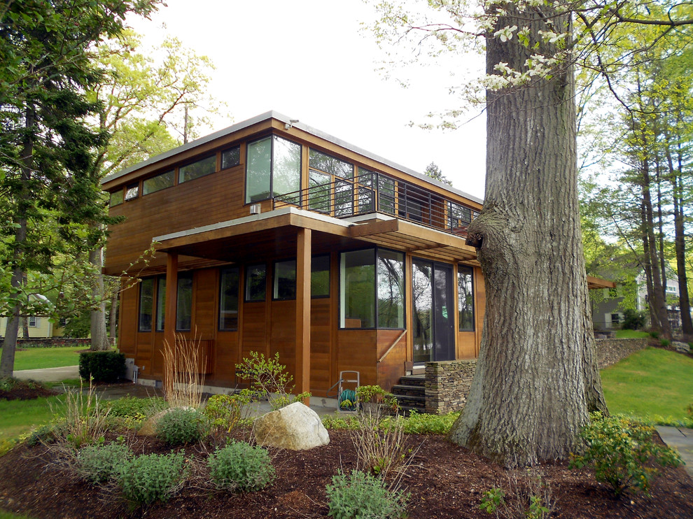 Идея дизайна: двухэтажный, деревянный, коричневый дом среднего размера в современном стиле