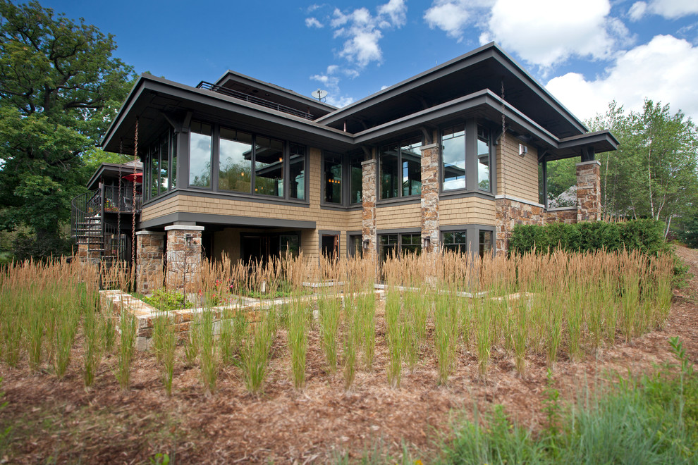 Diseño de fachada de estilo americano de dos plantas con revestimientos combinados y tejado a cuatro aguas
