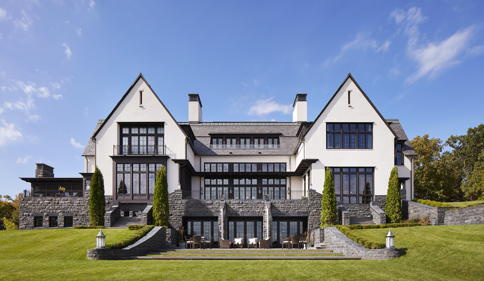 Geräumiges, Dreistöckiges Klassisches Einfamilienhaus mit Mix-Fassade, weißer Fassadenfarbe und Misch-Dachdeckung in Minneapolis