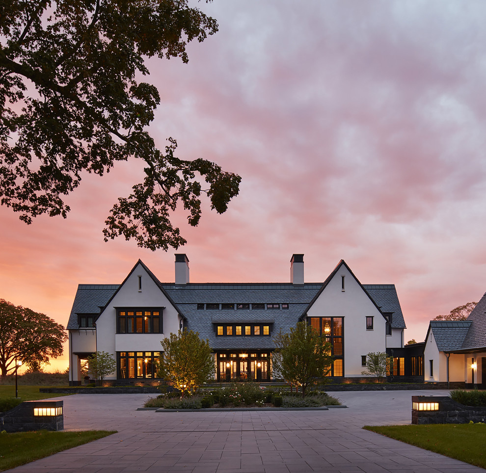 Geräumiges, Dreistöckiges Klassisches Einfamilienhaus mit Mix-Fassade, weißer Fassadenfarbe und Schindeldach in Minneapolis