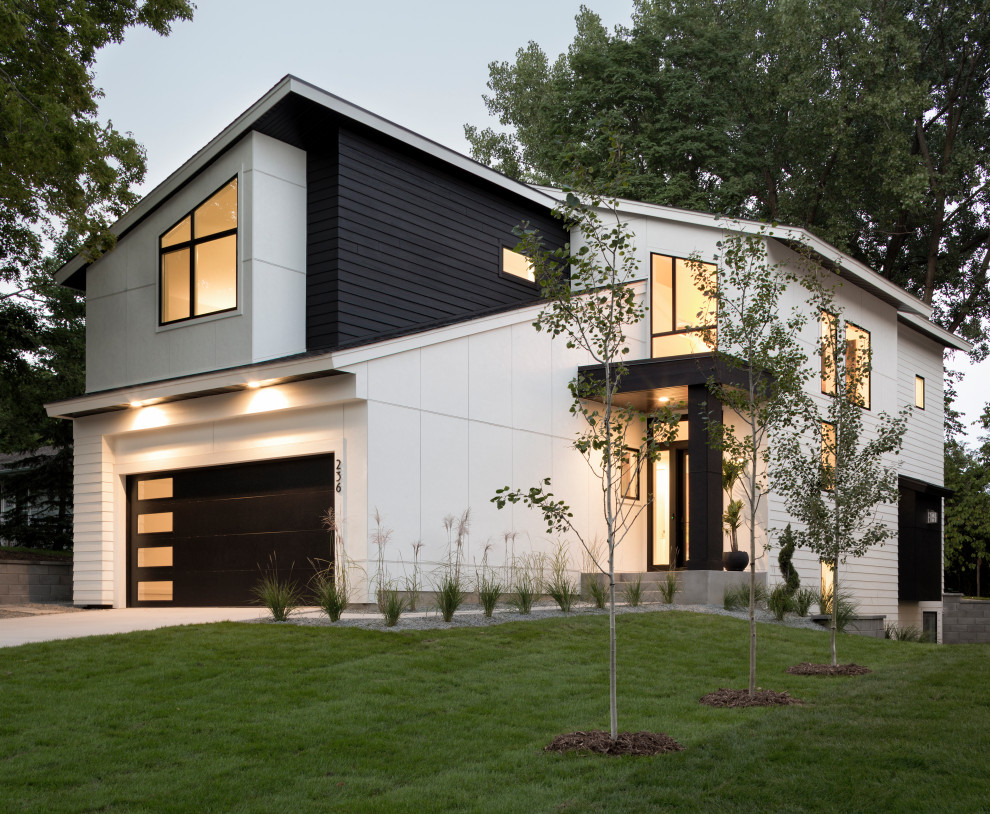 Großes, Zweistöckiges Modernes Einfamilienhaus mit Faserzement-Fassade, weißer Fassadenfarbe, Pultdach und Schindeldach in Minneapolis