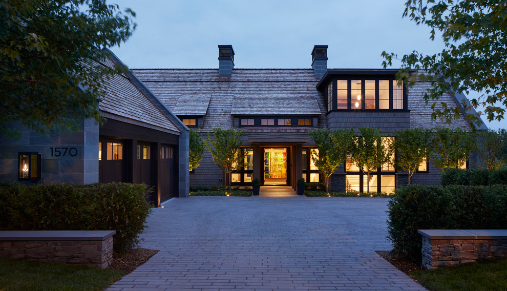 Einstöckiges Modernes Haus mit Mix-Fassade und grauer Fassadenfarbe in Minneapolis