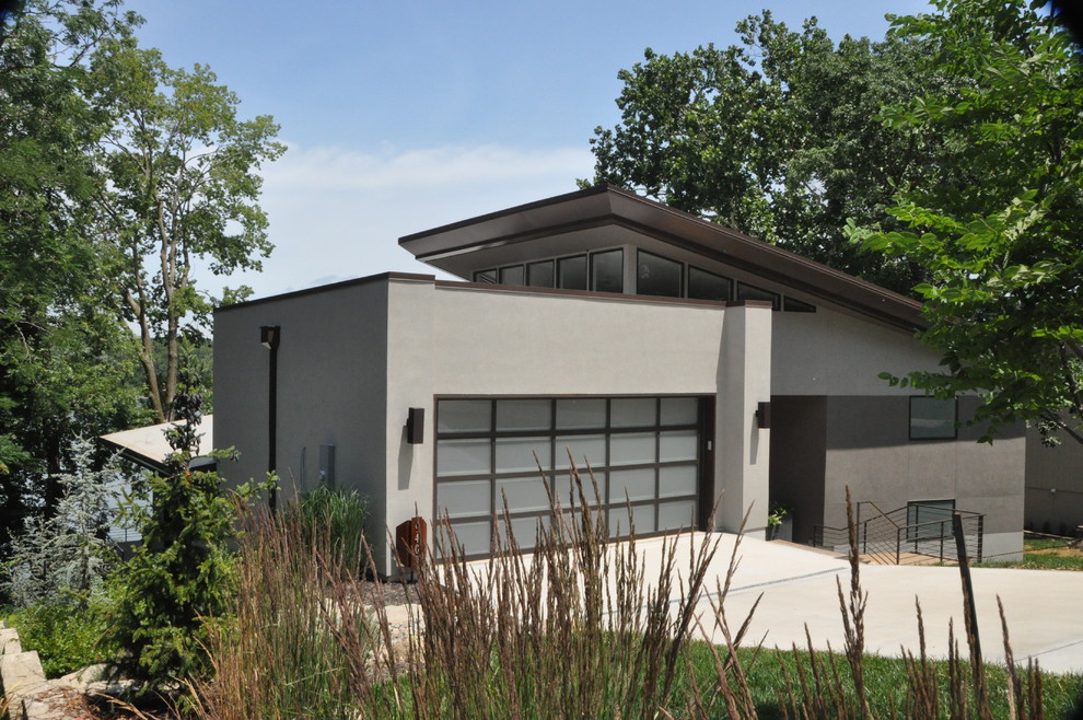 Идея дизайна: большой, одноэтажный, бежевый дом в современном стиле с облицовкой из бетона и односкатной крышей