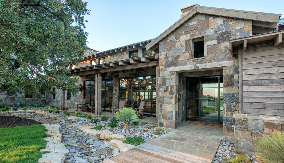 Rustic detached house in Dallas with mixed cladding.