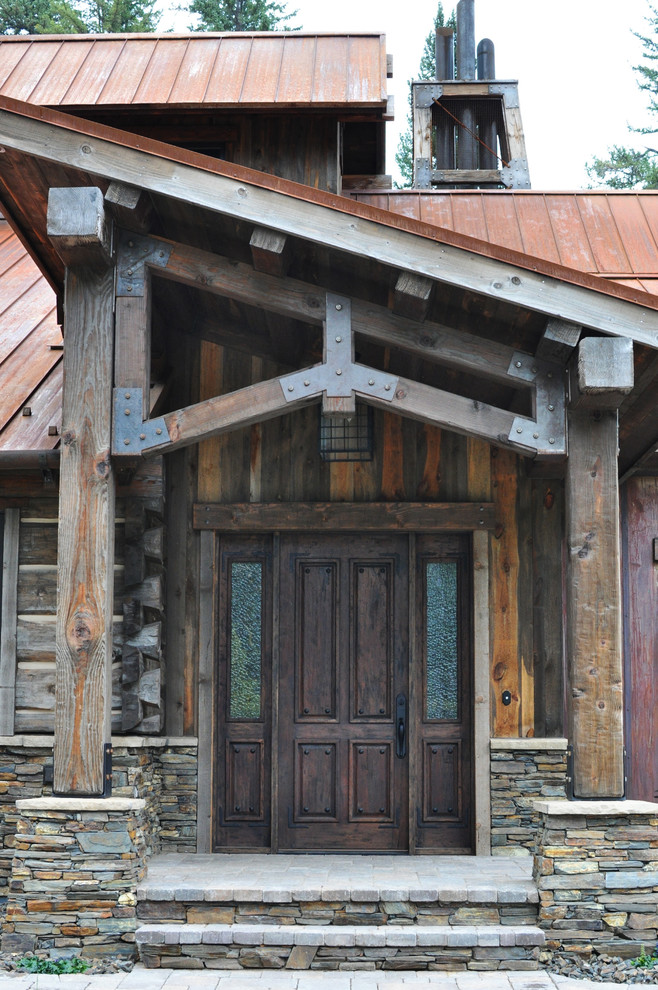 Ispirazione per la villa marrone rustica a due piani di medie dimensioni con rivestimenti misti e copertura in metallo o lamiera
