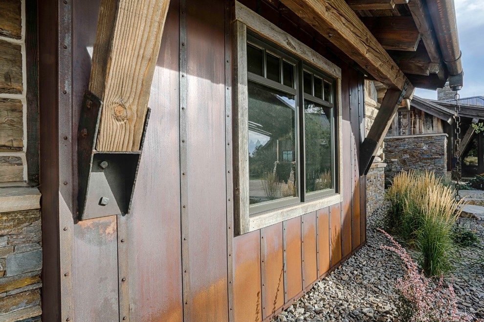 Uriges Einfamilienhaus mit Metallfassade, brauner Fassadenfarbe und Blechdach in Sonstige