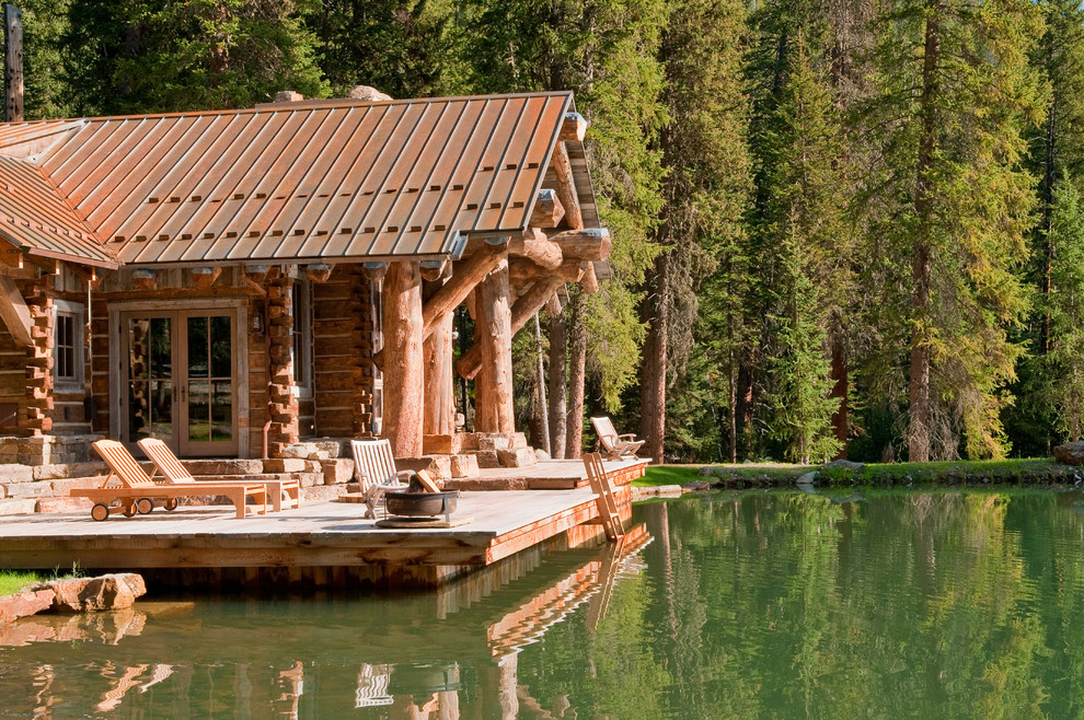 Источник вдохновения для домашнего уюта: деревянный, коричневый частный загородный дом в классическом стиле с металлической крышей