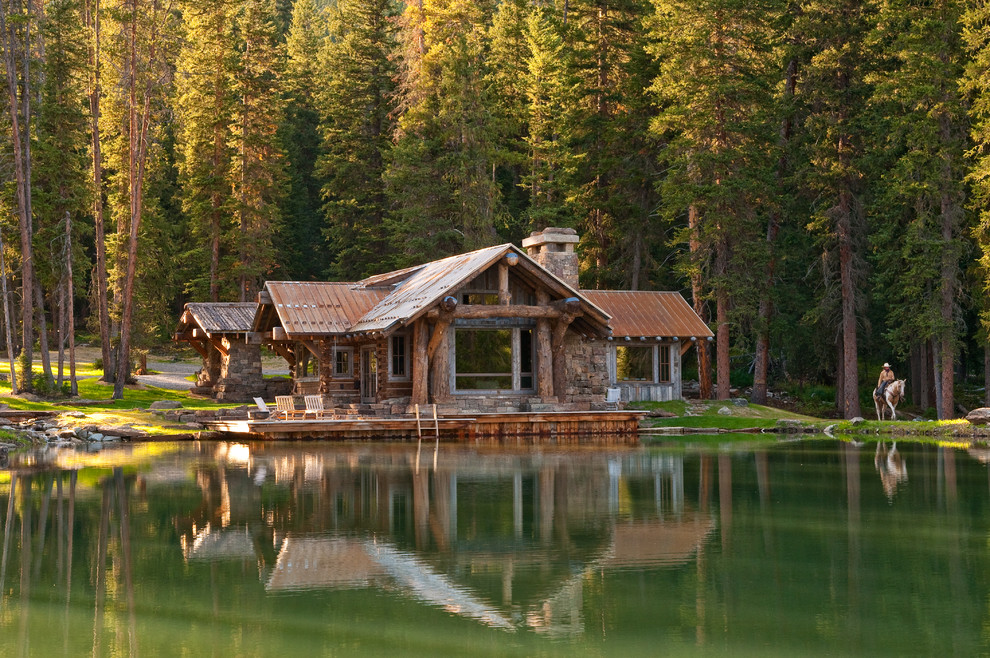 Пример оригинального дизайна: деревянный, коричневый частный загородный дом в стиле рустика с металлической крышей