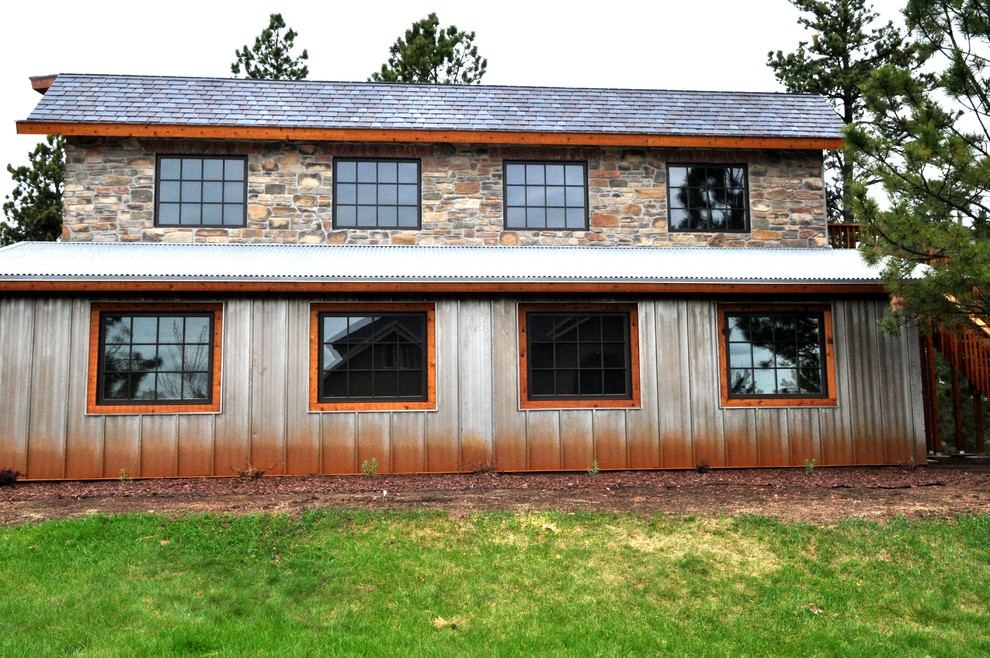 Источник вдохновения для домашнего уюта: серый частный загородный дом в стиле рустика с комбинированной облицовкой и крышей из смешанных материалов