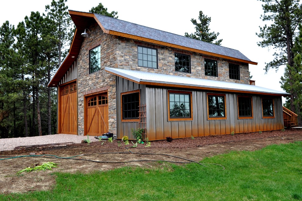 Стильный дизайн: серый частный загородный дом в стиле рустика с комбинированной облицовкой и крышей из смешанных материалов - последний тренд