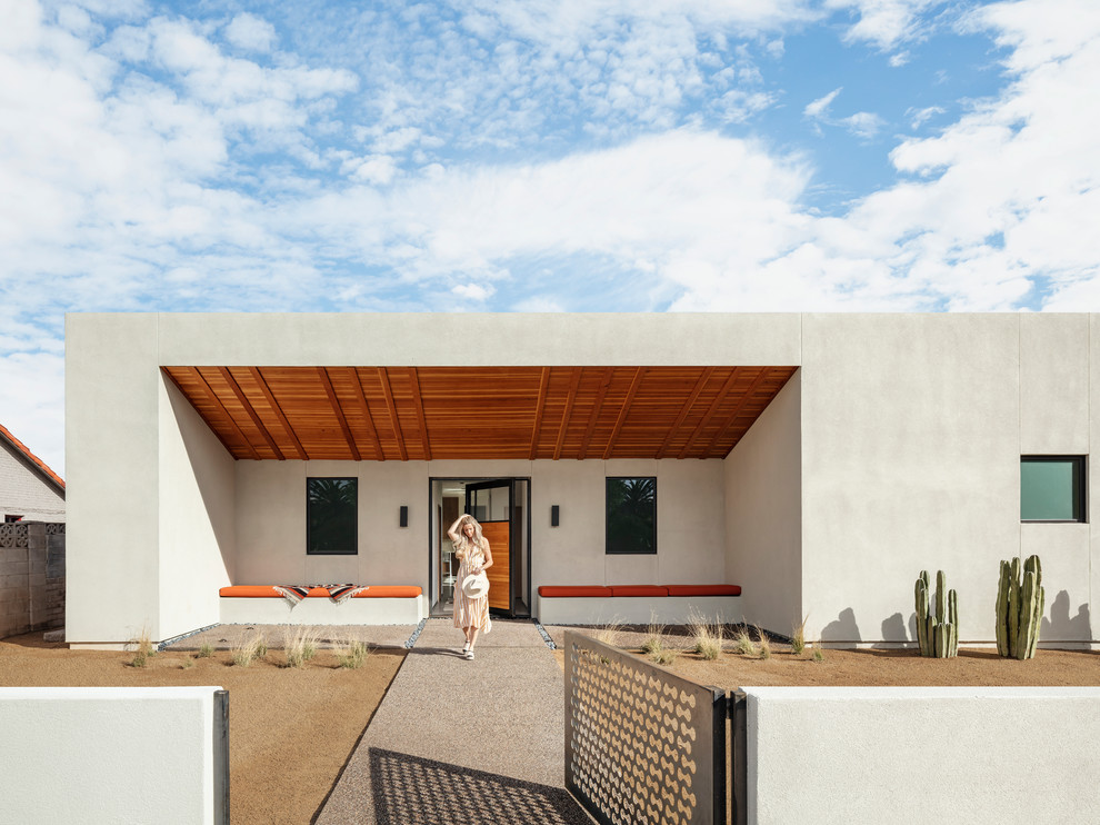 Foto de fachada de casa beige de estilo americano de una planta con revestimiento de estuco y tejado plano