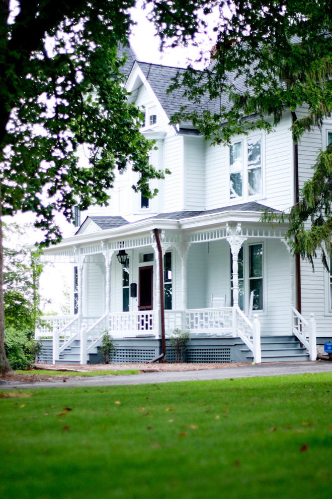 Zweistöckiges Klassisches Haus mit weißer Fassadenfarbe in St. Louis