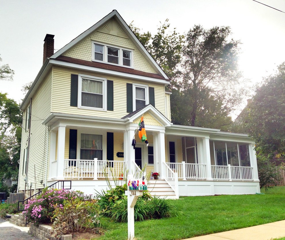 Mittelgroße, Zweistöckige Klassische Holzfassade Haus mit gelber Fassadenfarbe in St. Louis