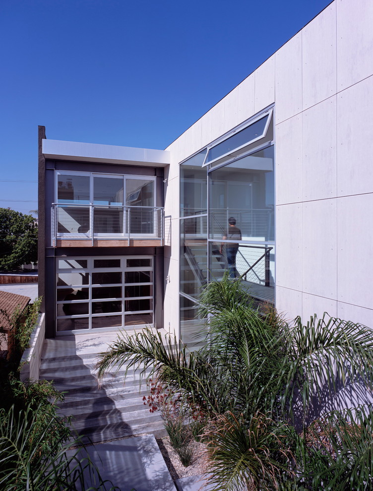 Immagine della facciata di una casa contemporanea a due piani