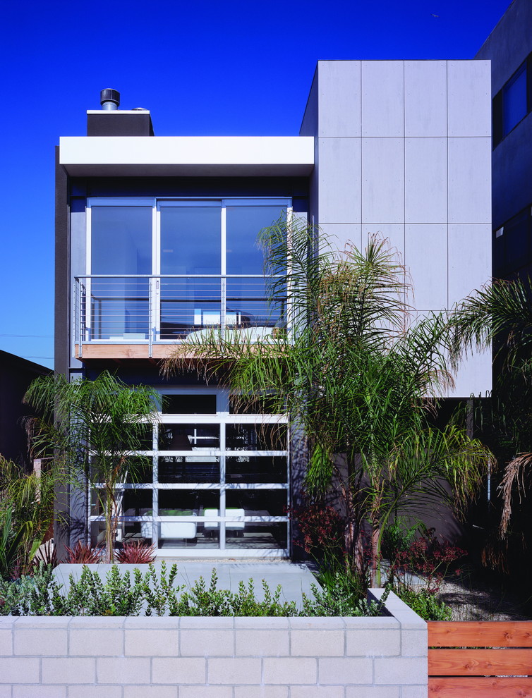 ロサンゼルスにあるコンテンポラリースタイルのおしゃれな二階建ての家の写真