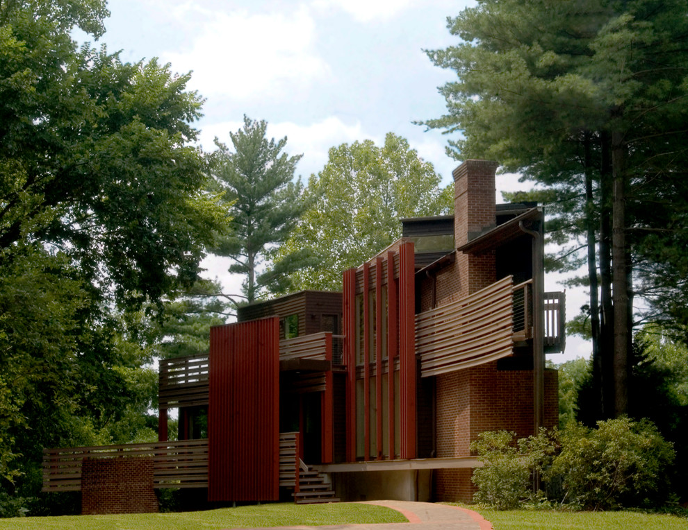 Modelo de fachada de casa marrón contemporánea pequeña de dos plantas con revestimiento de ladrillo, tejado plano y tejado de metal