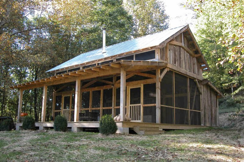 Пример оригинального дизайна: одноэтажный, деревянный барнхаус (амбары) дом среднего размера в стиле рустика