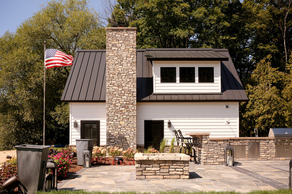 Idee per la facciata di una casa piccola bianca rustica a due piani con rivestimento in legno e tetto a capanna