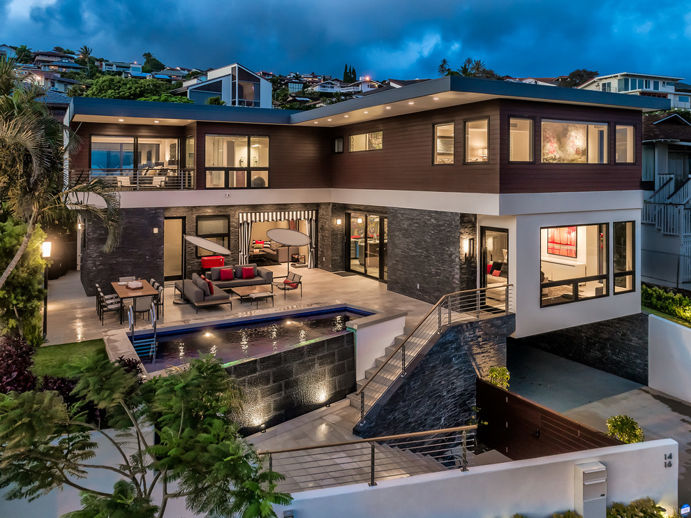 Großes, Zweistöckiges Modernes Einfamilienhaus mit Mix-Fassade, brauner Fassadenfarbe und Flachdach in Hawaii