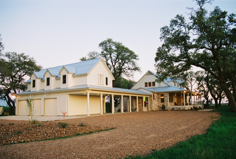 Ejemplo de fachada blanca de estilo de casa de campo grande de dos plantas con revestimiento de piedra
