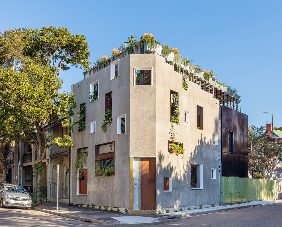 Свежая идея для дизайна: трехэтажный, бежевый дом в стиле фьюжн с плоской крышей и зеленой крышей - отличное фото интерьера