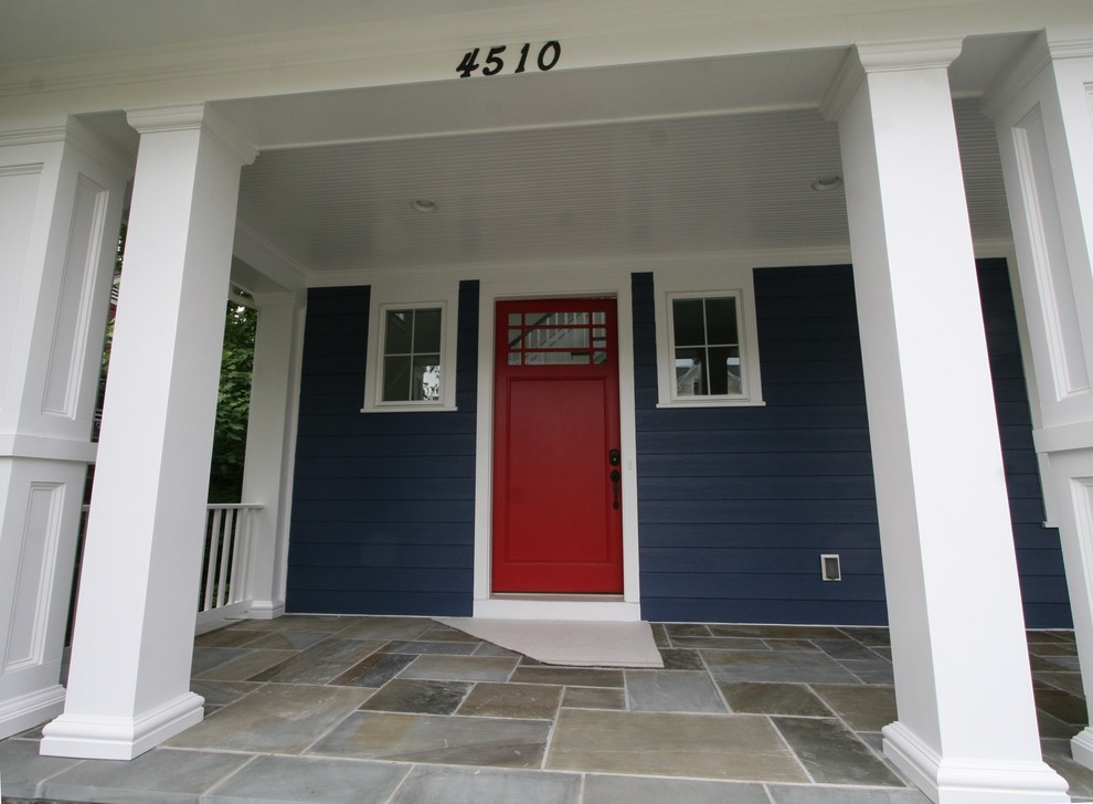 Immagine della facciata di una casa blu american style con rivestimento in legno