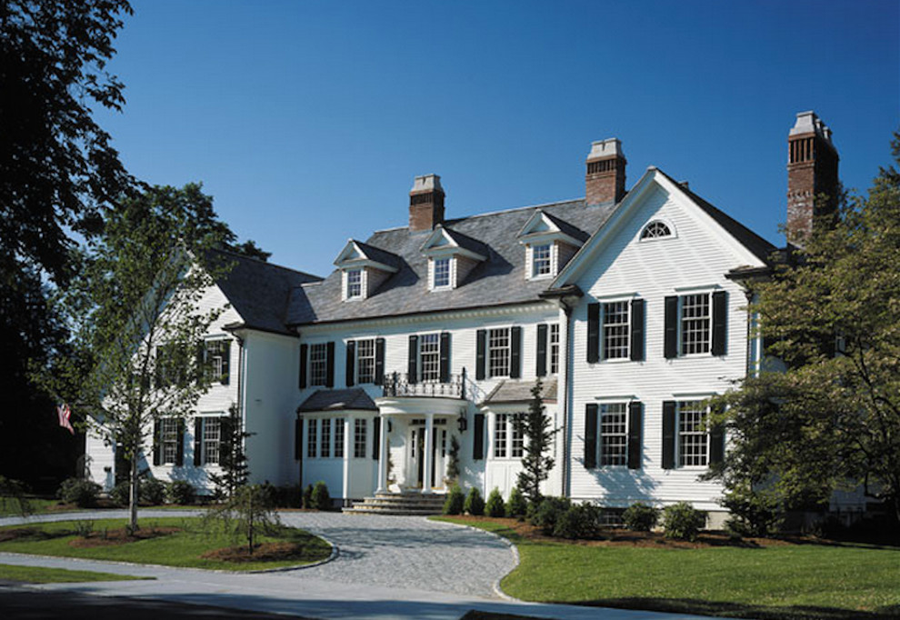 Dreistöckiges Klassisches Haus mit weißer Fassadenfarbe, Satteldach und Schindeldach in Boston
