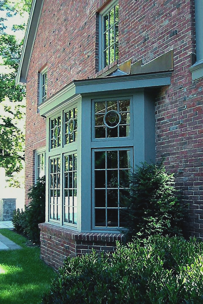 ボストンにあるトラディショナルスタイルのおしゃれな家の外観 (漆喰サイディング) の写真