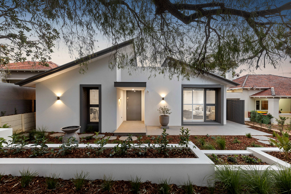 Inspiration pour une façade de maison blanche design de plain-pied avec un toit en appentis.