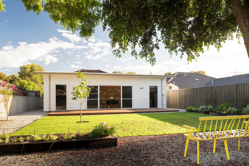 Kleines, Einstöckiges Modernes Haus mit Faserzement-Fassade, weißer Fassadenfarbe und Flachdach in Perth