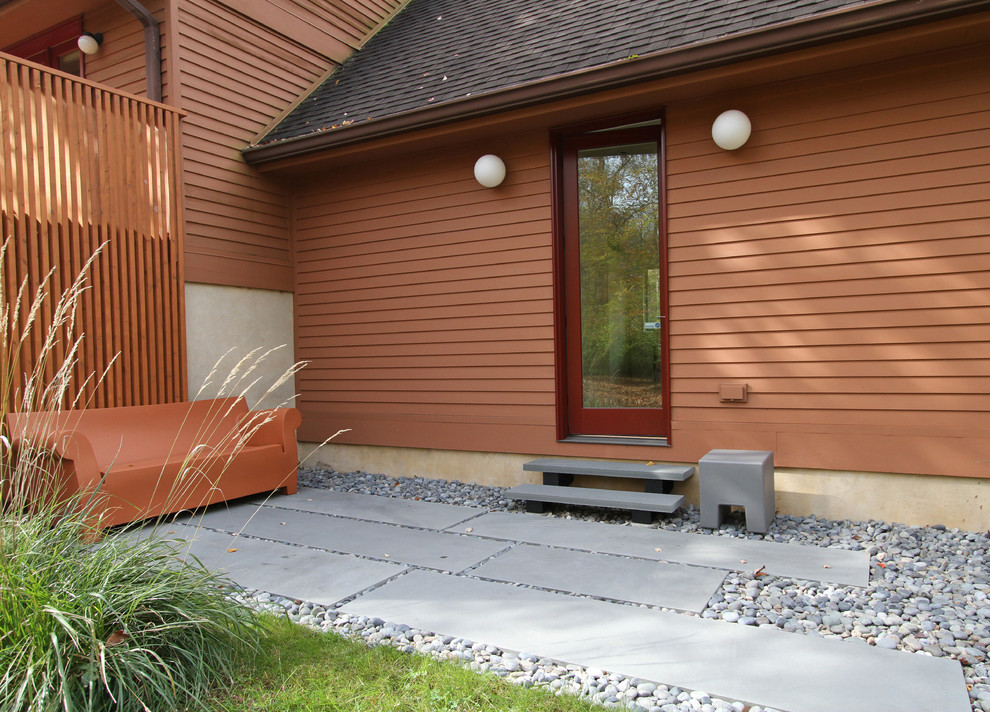 Exemple d'une façade de maison rouge tendance en bois de plain-pied avec un toit à deux pans.