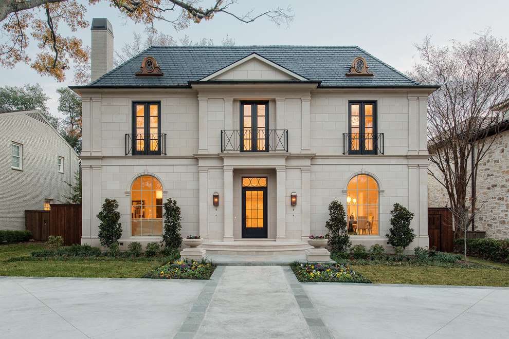 Zweistöckiges Klassisches Haus mit beiger Fassadenfarbe und Walmdach in Dallas