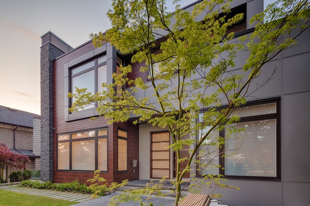 Modernes Haus mit Metallfassade in Vancouver