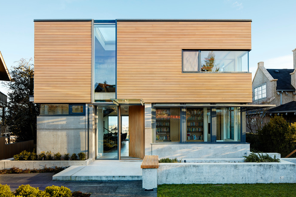 Modelo de fachada de casa beige contemporánea de tamaño medio de dos plantas con revestimientos combinados, tejado plano y tejado de metal