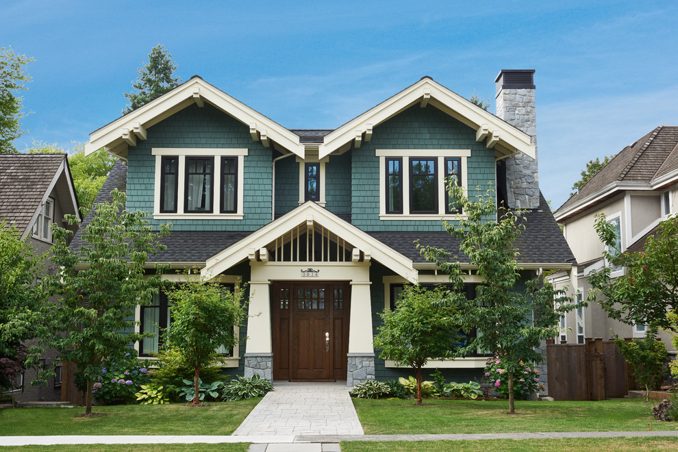 Modelo de fachada de casa verde de estilo americano de dos plantas con revestimiento de madera, tejado a dos aguas y tejado de teja de madera
