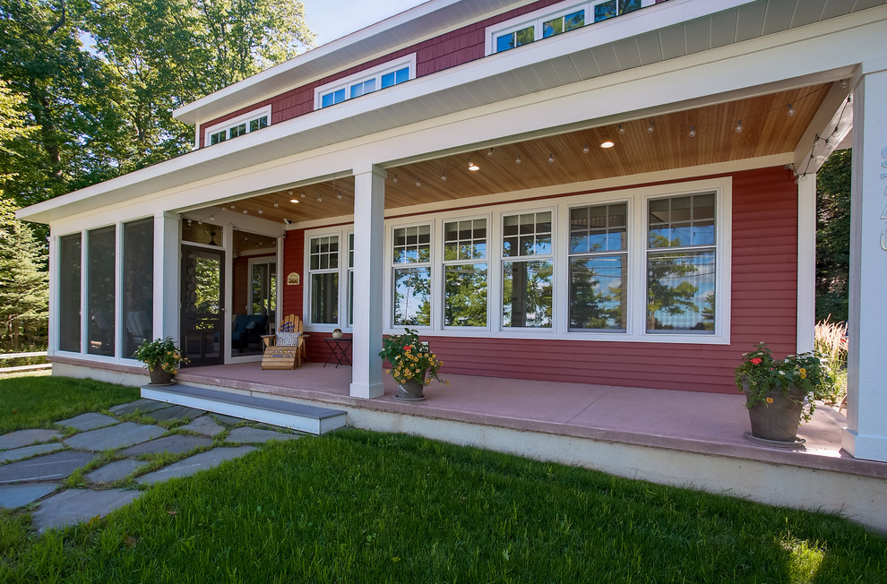 Mittelgroßes, Zweistöckiges Country Haus mit Vinylfassade, roter Fassadenfarbe und Satteldach in Sonstige