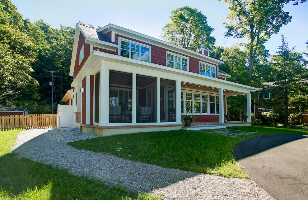 Cette photo montre une façade de maison rouge nature de taille moyenne et à un étage avec un revêtement en vinyle et un toit à deux pans.