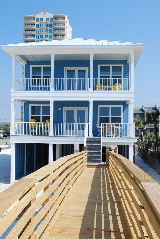 Идея дизайна: большой, двухэтажный, синий дом в морском стиле с облицовкой из винила и вальмовой крышей