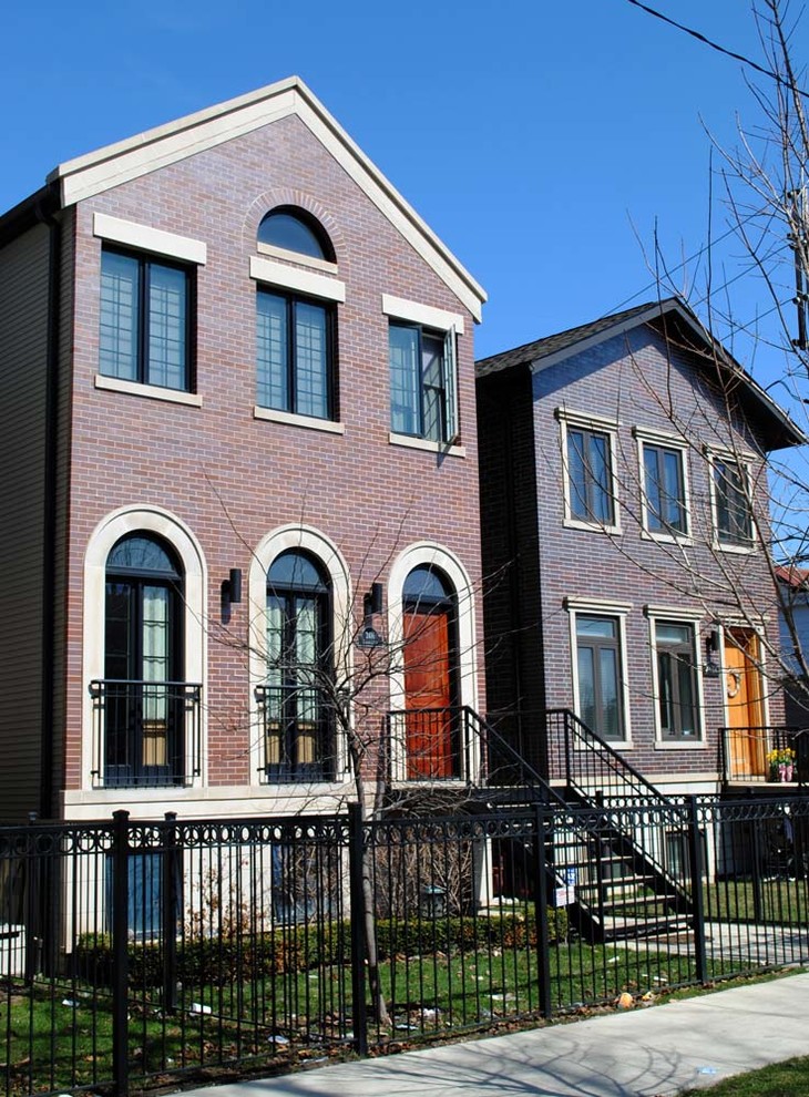 Aménagement d'une façade de maison rouge classique en brique de taille moyenne et à un étage.