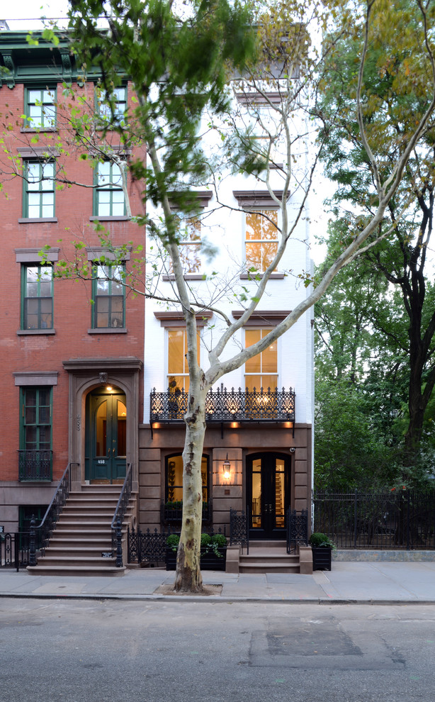 ニューヨークにあるトラディショナルスタイルのおしゃれな家の外観の写真