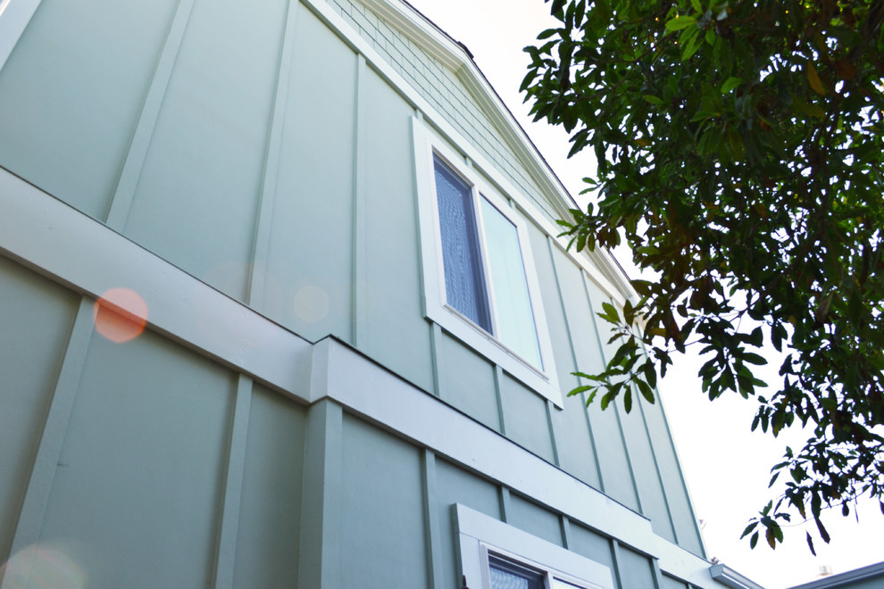 Mittelgroßes, Zweistöckiges Shabby-Look Einfamilienhaus mit Faserzement-Fassade, grüner Fassadenfarbe und Schindeldach in San Luis Obispo