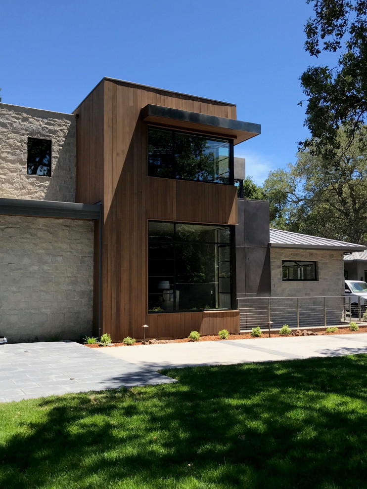 Modernes Einfamilienhaus mit Steinfassade und grauer Fassadenfarbe