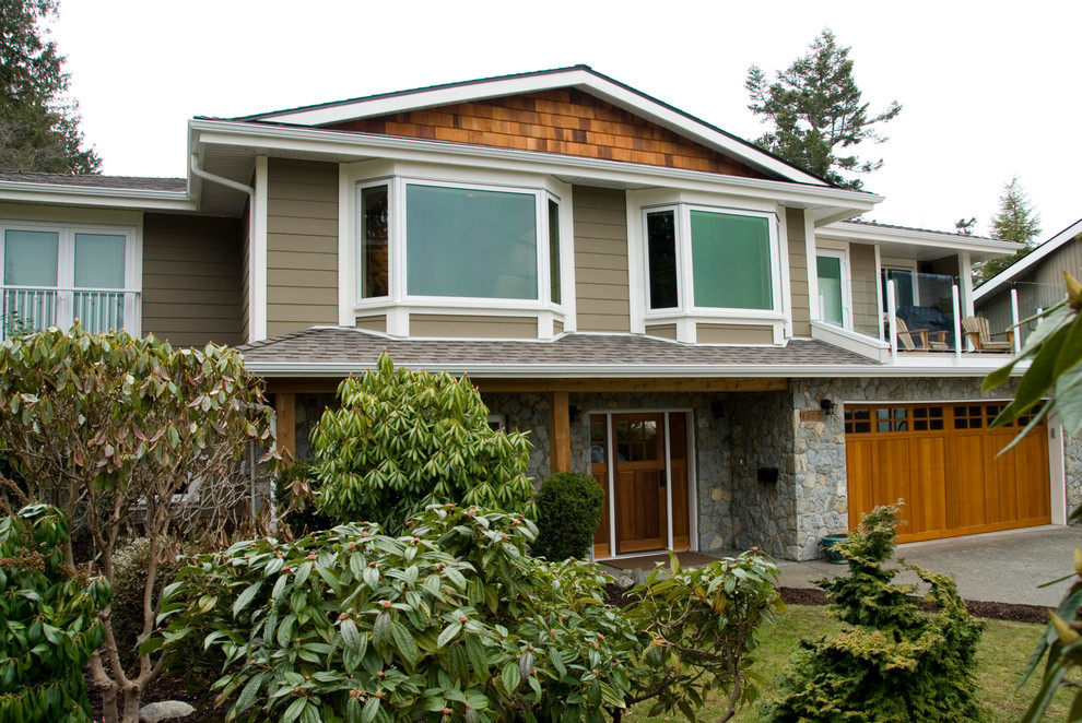 Großes, Zweistöckiges Klassisches Haus mit Faserzement-Fassade, grauer Fassadenfarbe und Satteldach in Vancouver
