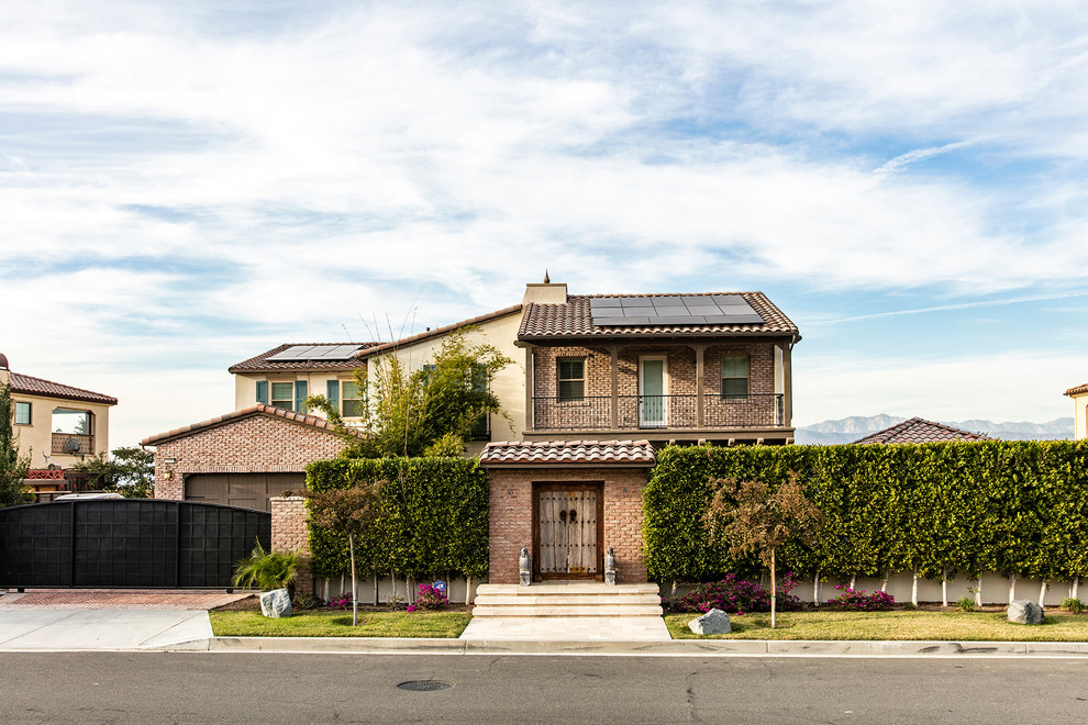 Zweistöckiges Klassisches Einfamilienhaus mit Mix-Fassade, brauner Fassadenfarbe, Satteldach und Ziegeldach in Orange County