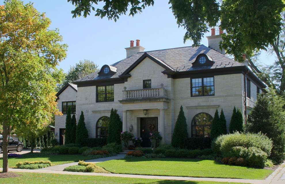 Großes, Zweistöckiges Klassisches Einfamilienhaus mit Steinfassade, beiger Fassadenfarbe, Satteldach und Schindeldach in Chicago