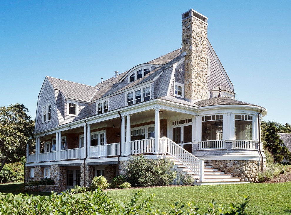 Стильный дизайн: деревянный, большой, трехэтажный, разноцветный дом в викторианском стиле с мансардной крышей - последний тренд