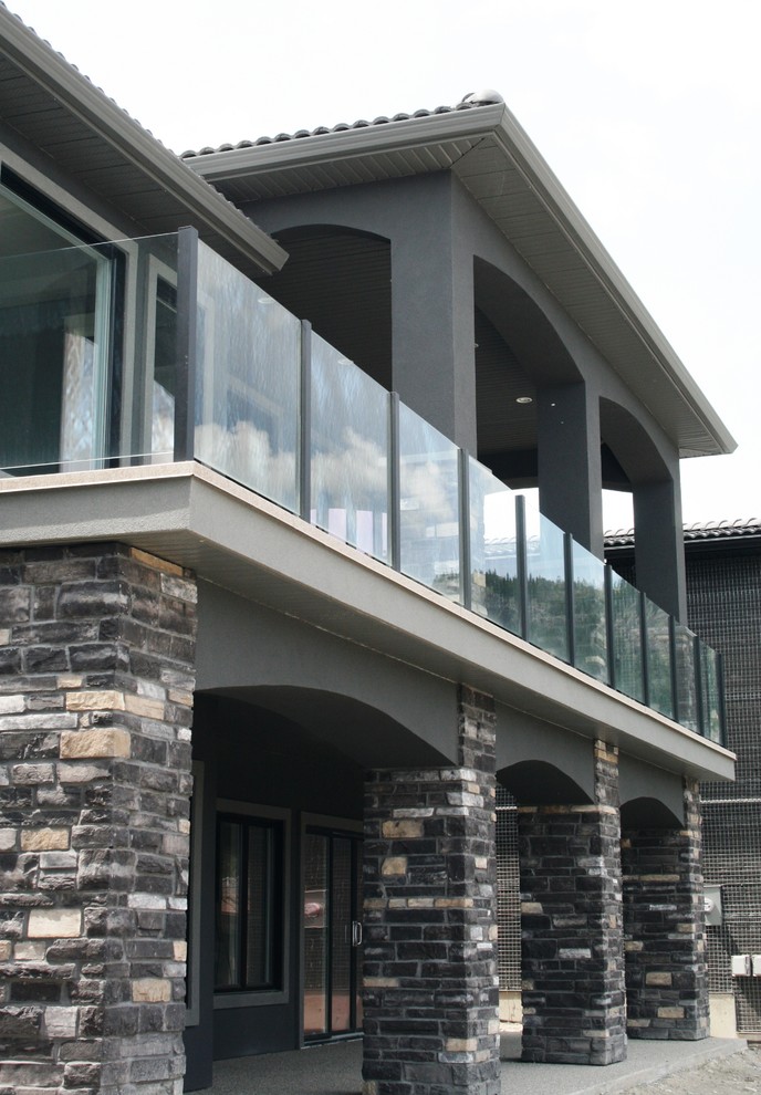 Geräumiges Mediterranes Haus mit Steinfassade und beiger Fassadenfarbe in Vancouver