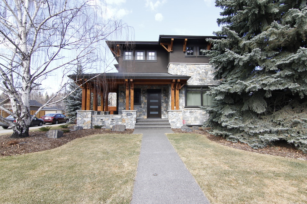 Mittelgroßes, Zweistöckiges Modernes Haus mit Steinfassade und brauner Fassadenfarbe in Calgary
