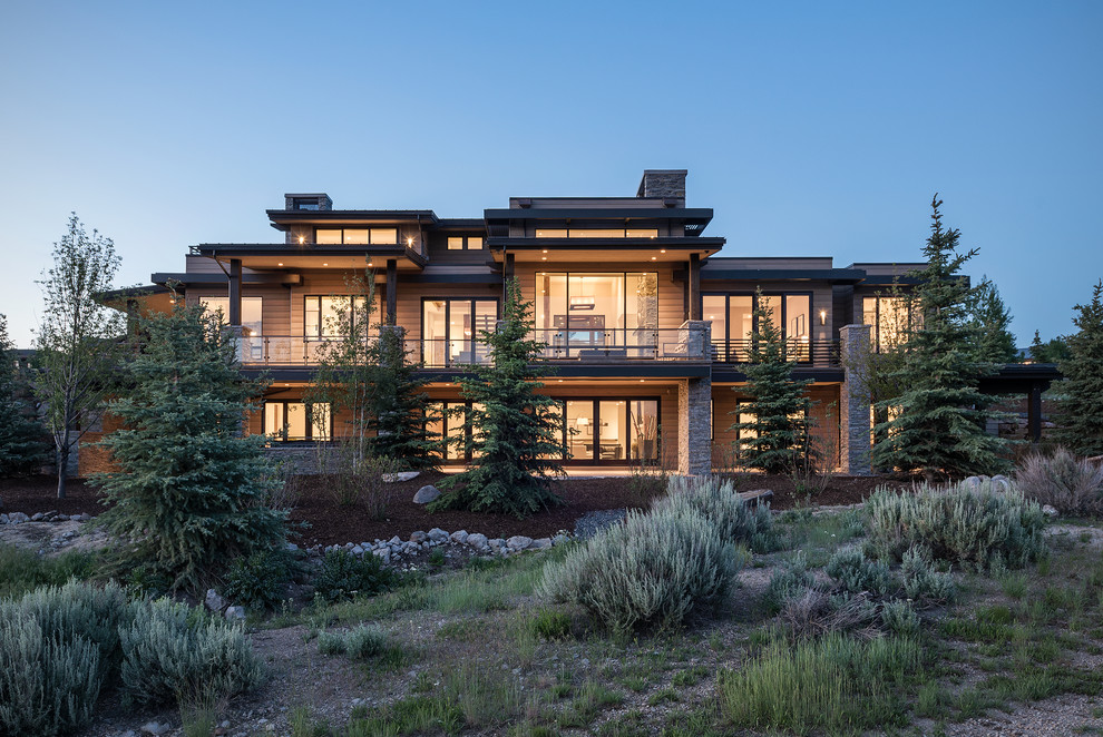 Mittelgroßes, Zweistöckiges Modernes Einfamilienhaus mit Mix-Fassade, beiger Fassadenfarbe und Flachdach in Salt Lake City