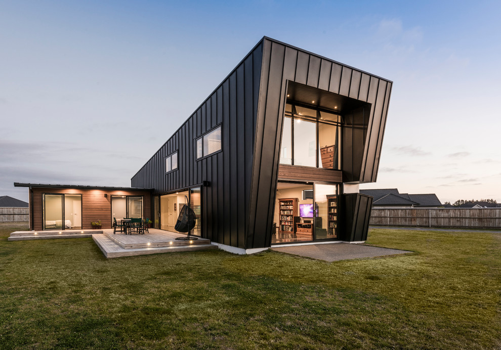 Источник вдохновения для домашнего уюта: двухэтажный частный загородный дом в современном стиле с металлической крышей